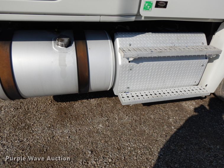 image for item DJ5801 2013 Freightliner Cascadia 125  semi truck