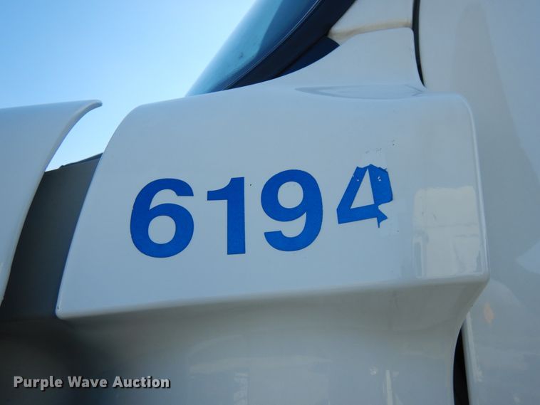 image for item DJ5801 2013 Freightliner Cascadia 125  semi truck