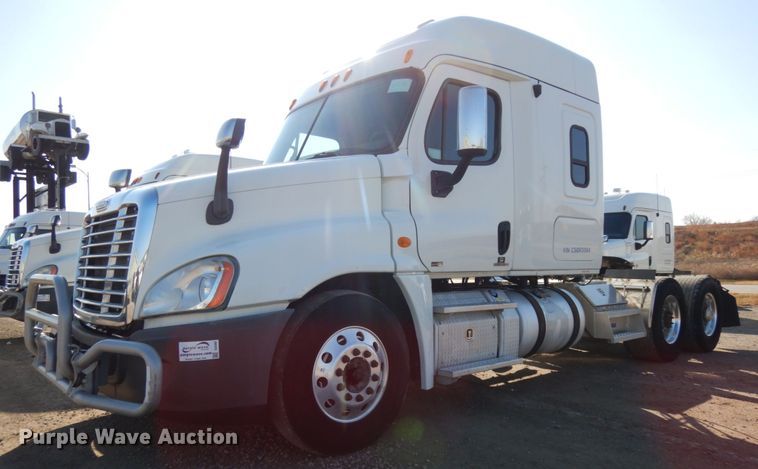 image for item DJ5802 2012 Freightliner Cascadia 125  semi truck