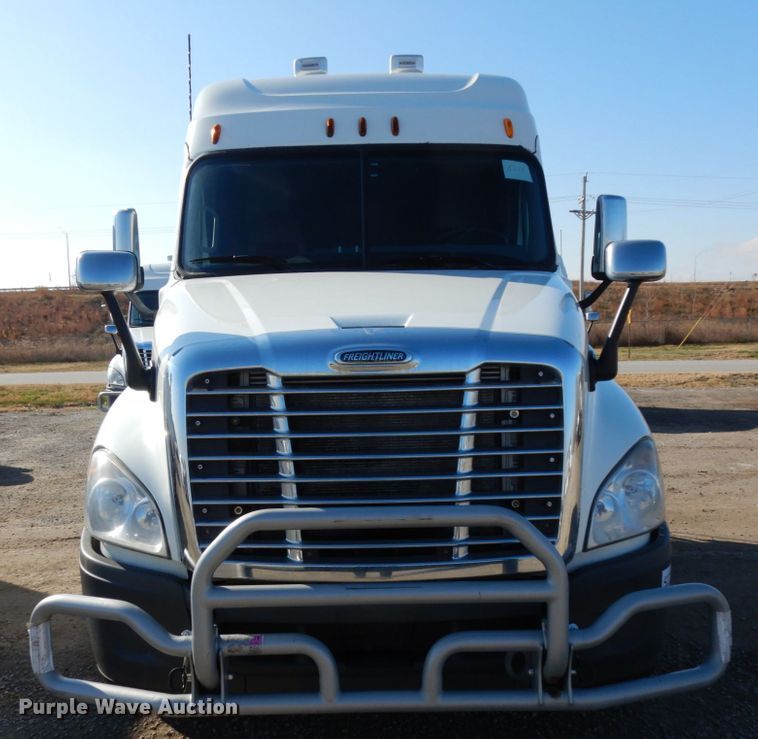 image for item DJ5802 2012 Freightliner Cascadia 125  semi truck