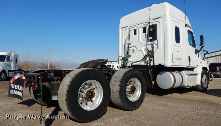 image for item DJ5802 2012 Freightliner Cascadia 125  semi truck