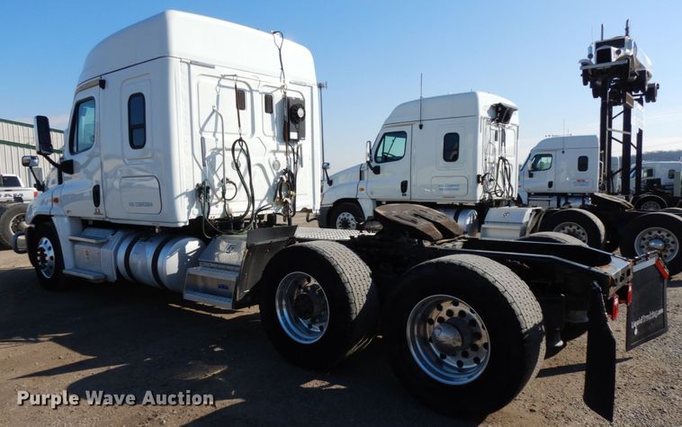 image for item DJ5802 2012 Freightliner Cascadia 125  semi truck