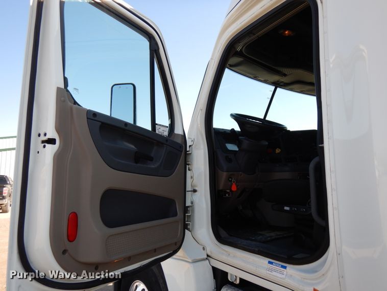 image for item DJ5802 2012 Freightliner Cascadia 125  semi truck