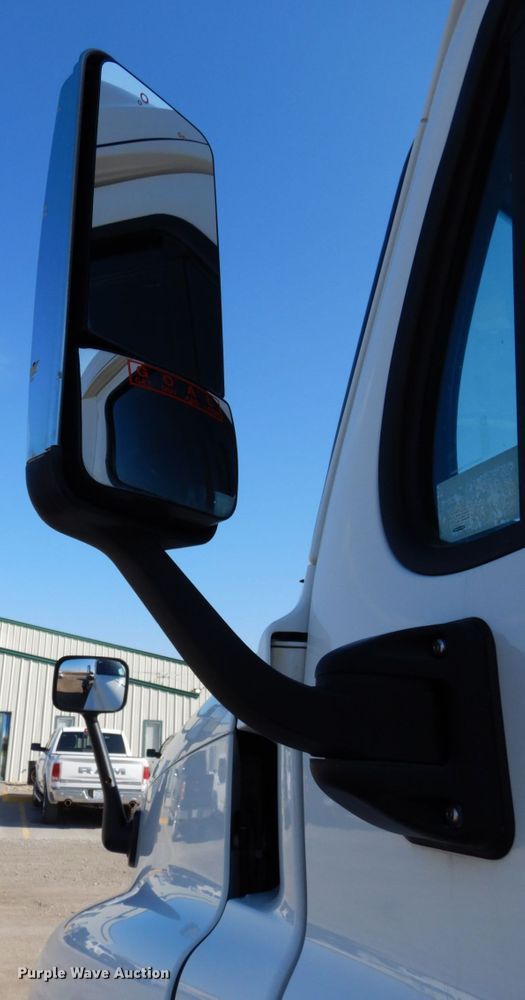 image for item DJ5802 2012 Freightliner Cascadia 125  semi truck