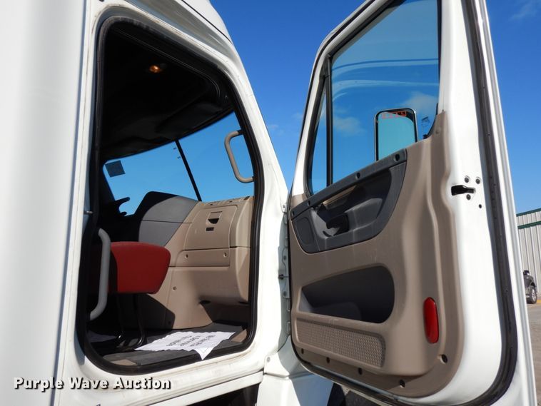 image for item DJ5802 2012 Freightliner Cascadia 125  semi truck