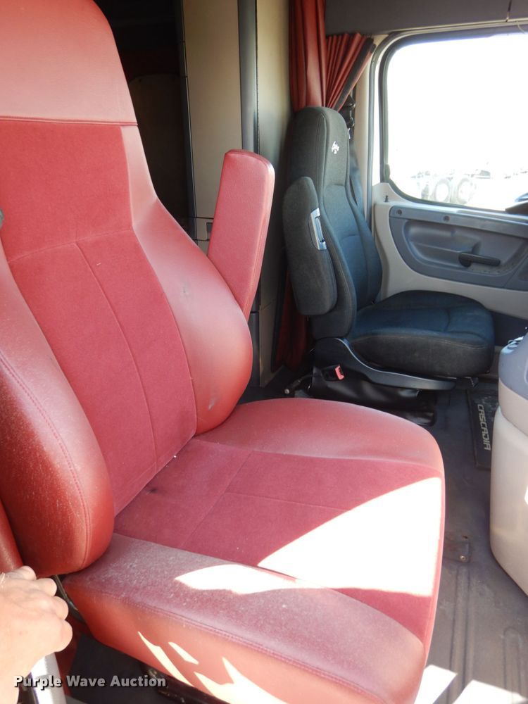 image for item DJ5802 2012 Freightliner Cascadia 125  semi truck