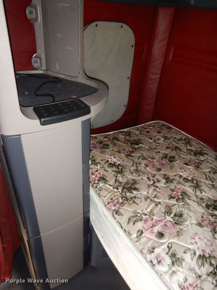 image for item DJ5802 2012 Freightliner Cascadia 125  semi truck