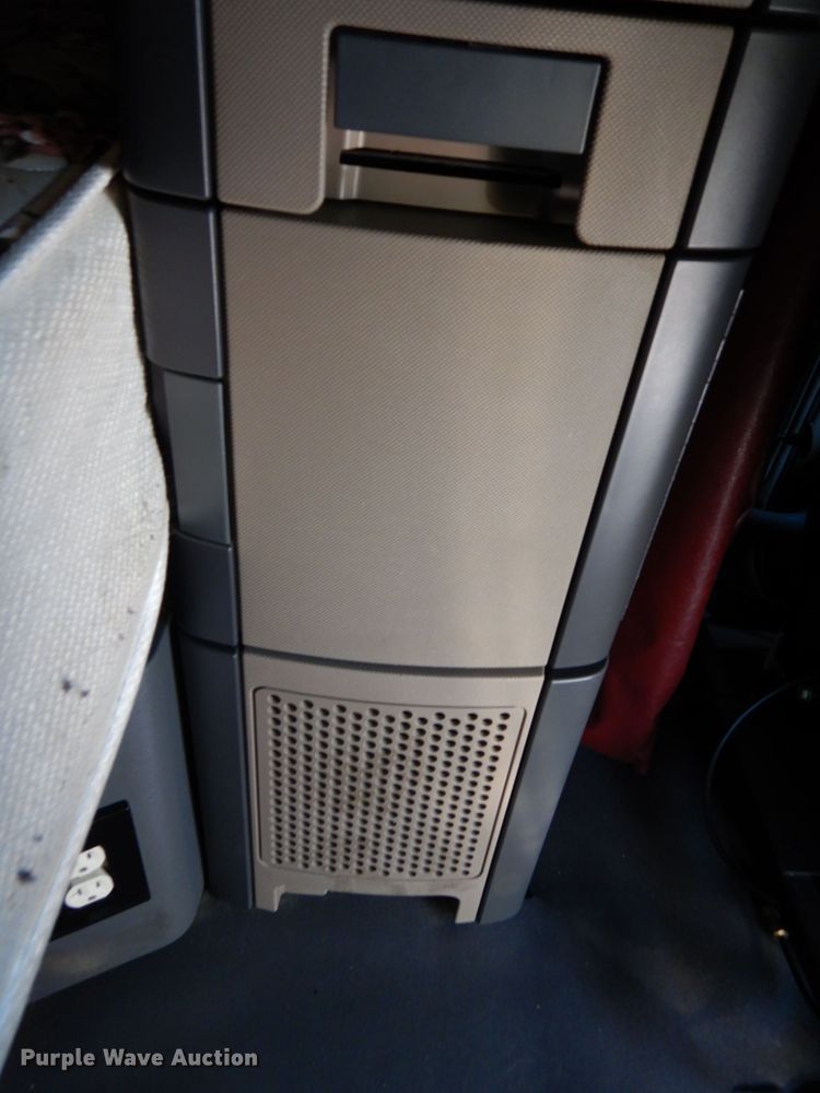 image for item DJ5802 2012 Freightliner Cascadia 125  semi truck