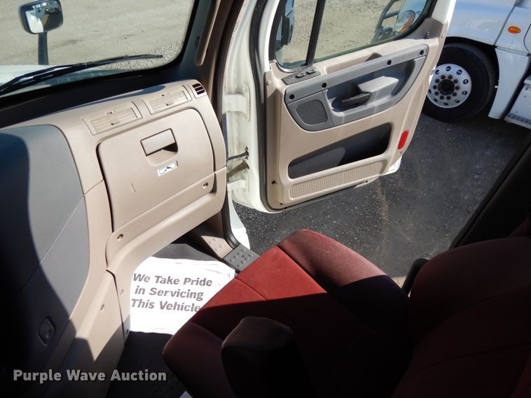 image for item DJ5802 2012 Freightliner Cascadia 125  semi truck