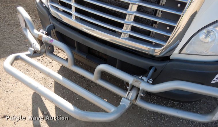 image for item DJ5802 2012 Freightliner Cascadia 125  semi truck