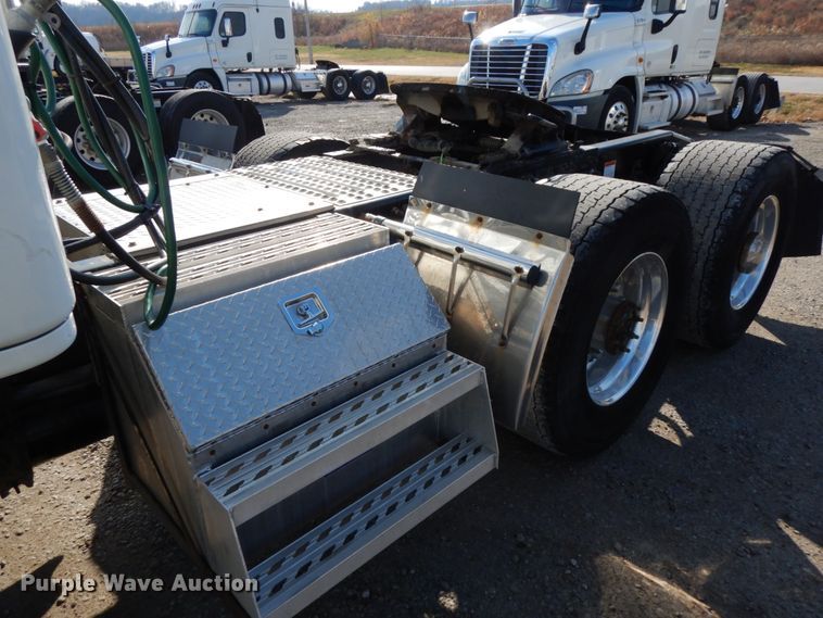 image for item DJ5802 2012 Freightliner Cascadia 125  semi truck