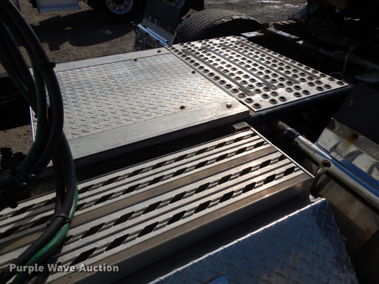 image for item DJ5802 2012 Freightliner Cascadia 125  semi truck