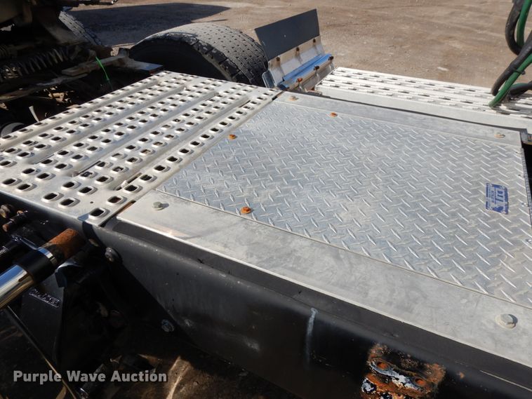 image for item DJ5802 2012 Freightliner Cascadia 125  semi truck