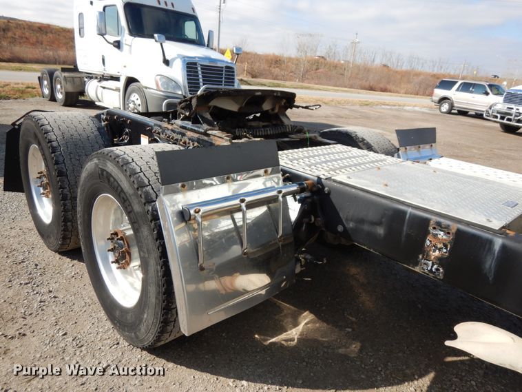 image for item DJ5802 2012 Freightliner Cascadia 125  semi truck