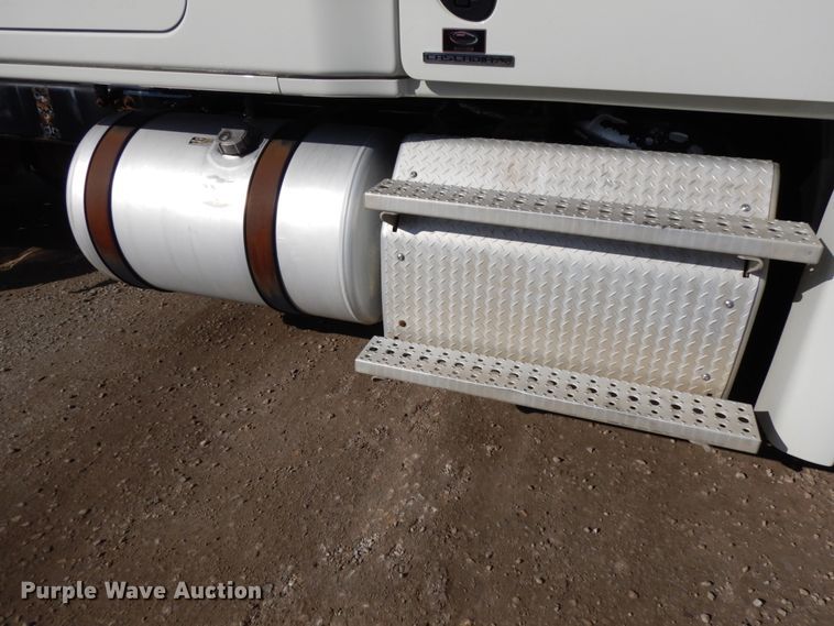 image for item DJ5802 2012 Freightliner Cascadia 125  semi truck