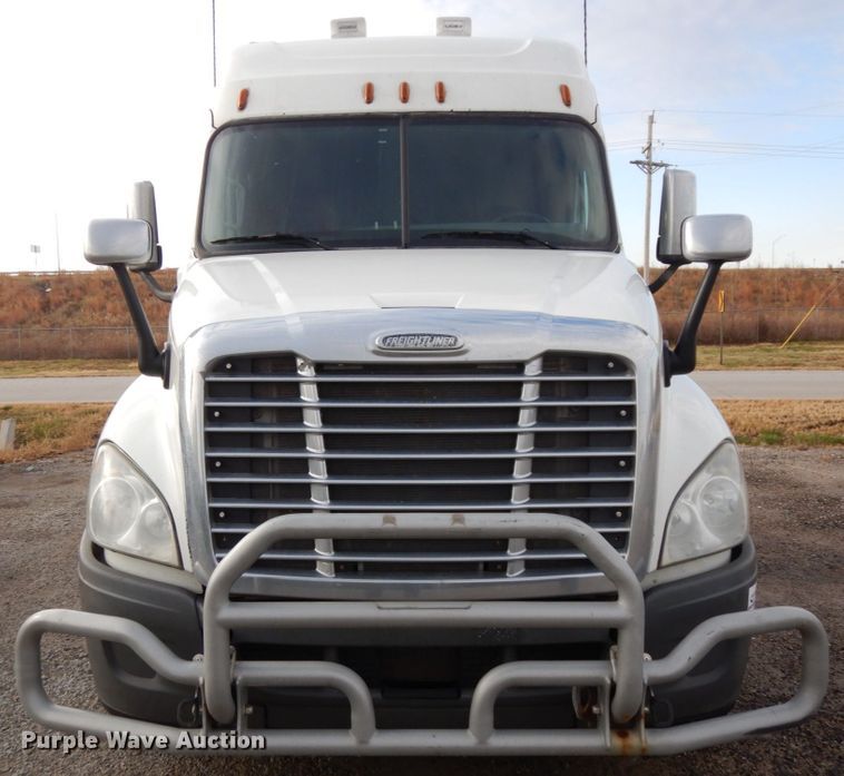 image for item DJ5803 2012 Freightliner Cascadia 125  semi truck