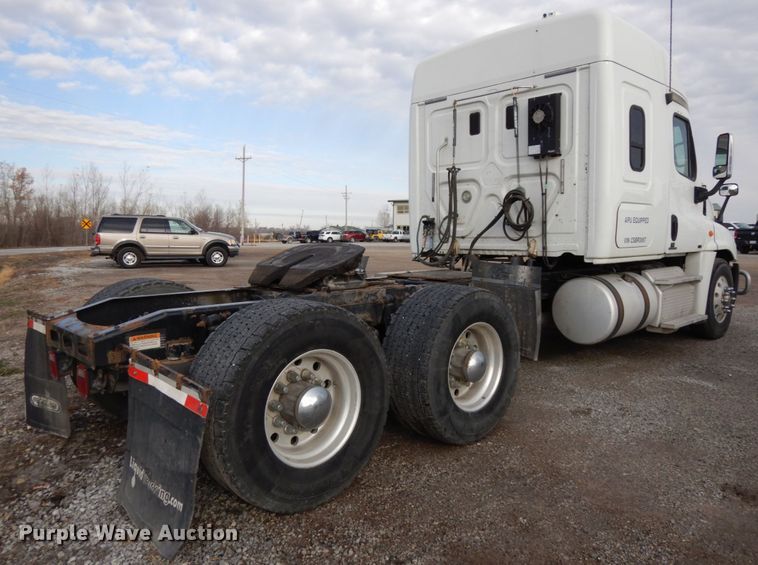 image for item DJ5803 2012 Freightliner Cascadia 125  semi truck