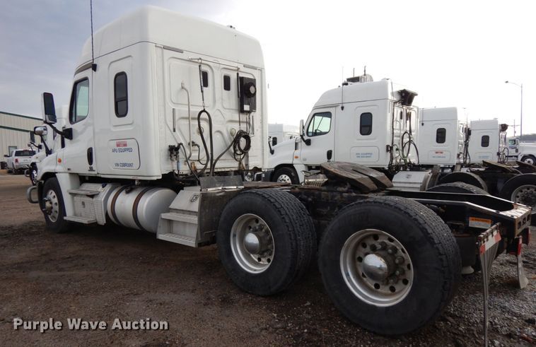 image for item DJ5803 2012 Freightliner Cascadia 125  semi truck