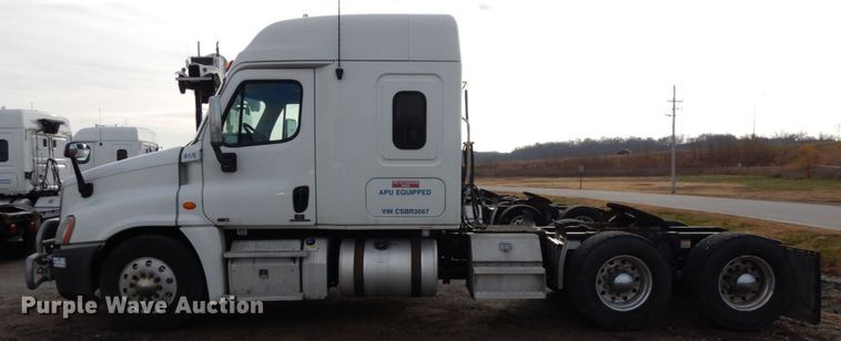 image for item DJ5803 2012 Freightliner Cascadia 125  semi truck