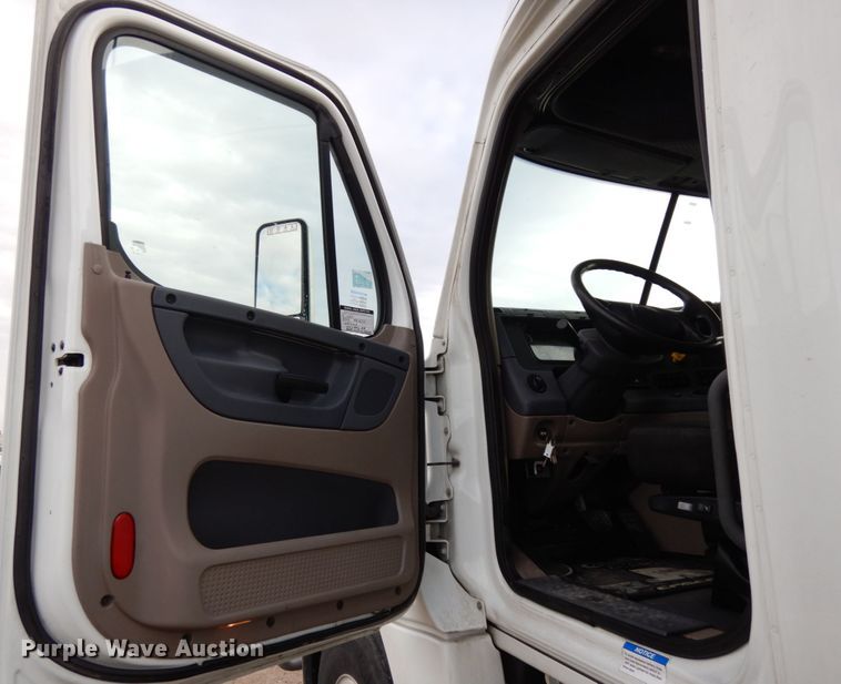 image for item DJ5803 2012 Freightliner Cascadia 125  semi truck