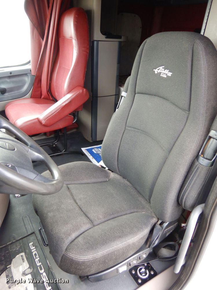 image for item DJ5803 2012 Freightliner Cascadia 125  semi truck