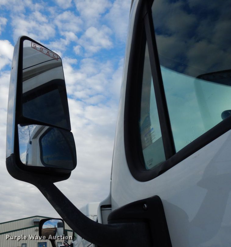 image for item DJ5803 2012 Freightliner Cascadia 125  semi truck