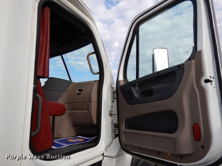 image for item DJ5803 2012 Freightliner Cascadia 125  semi truck