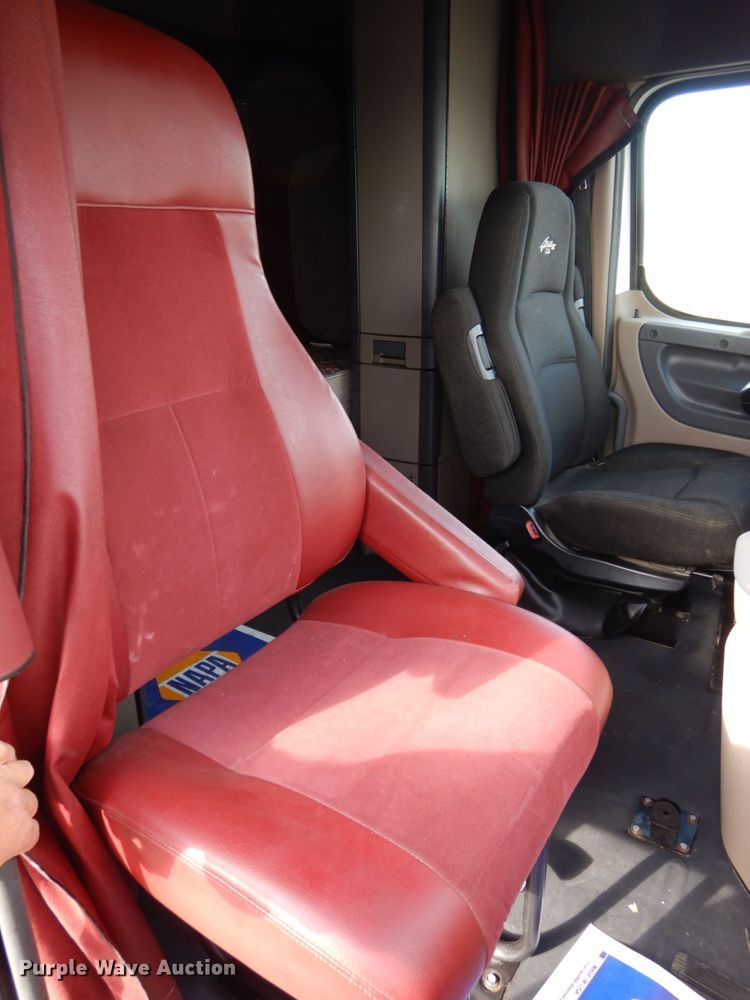 image for item DJ5803 2012 Freightliner Cascadia 125  semi truck