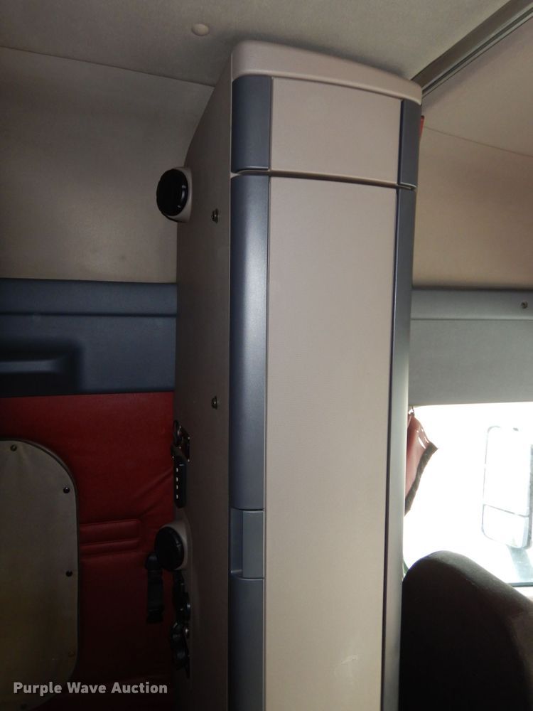 image for item DJ5803 2012 Freightliner Cascadia 125  semi truck