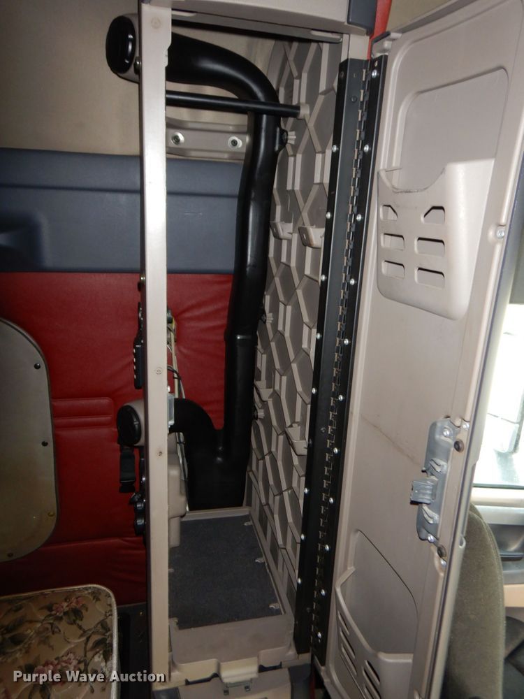 image for item DJ5803 2012 Freightliner Cascadia 125  semi truck