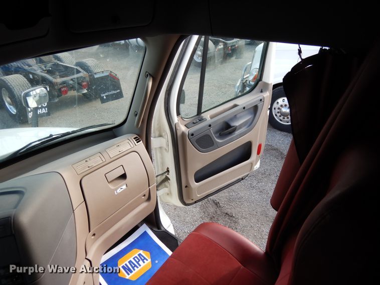 image for item DJ5803 2012 Freightliner Cascadia 125  semi truck