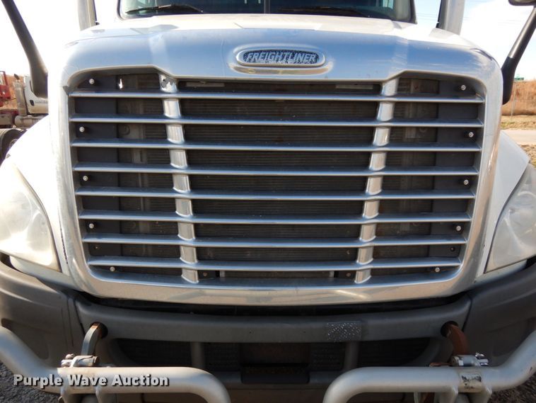 image for item DJ5803 2012 Freightliner Cascadia 125  semi truck