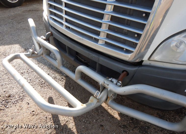 image for item DJ5803 2012 Freightliner Cascadia 125  semi truck