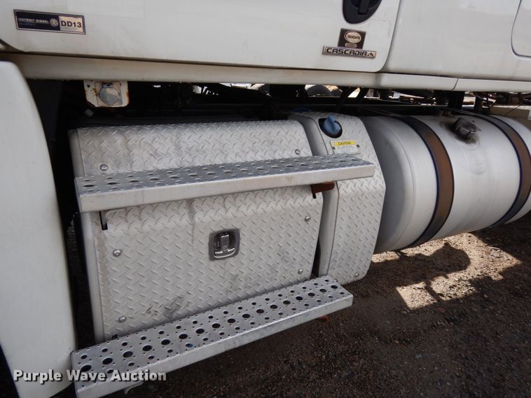 image for item DJ5803 2012 Freightliner Cascadia 125  semi truck