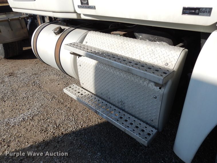 image for item DJ5803 2012 Freightliner Cascadia 125  semi truck