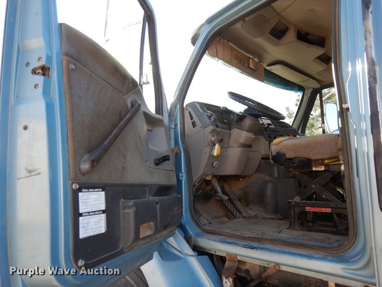 image for item DJ5823 2000 Sterling AT9513  semi truck