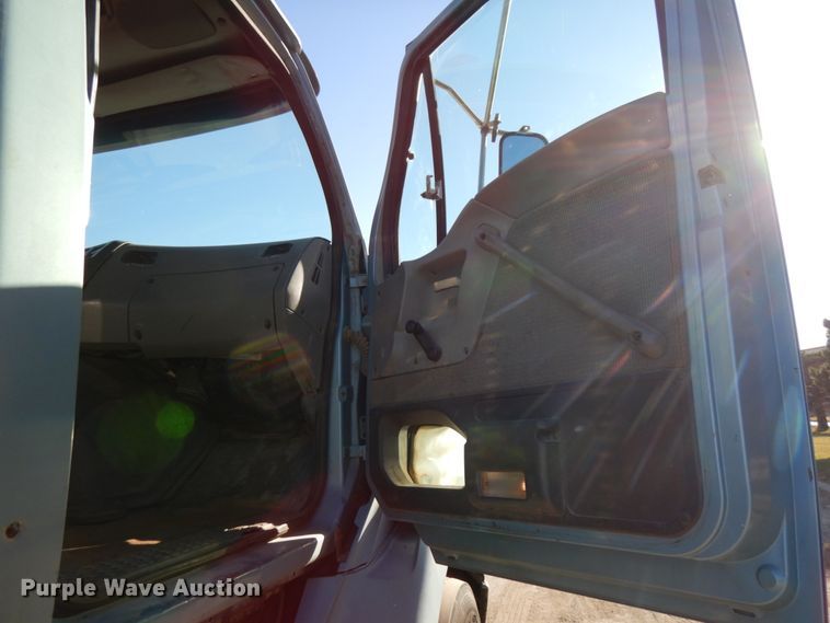 image for item DJ5823 2000 Sterling AT9513  semi truck