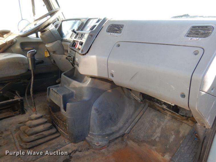 image for item DJ5823 2000 Sterling AT9513  semi truck