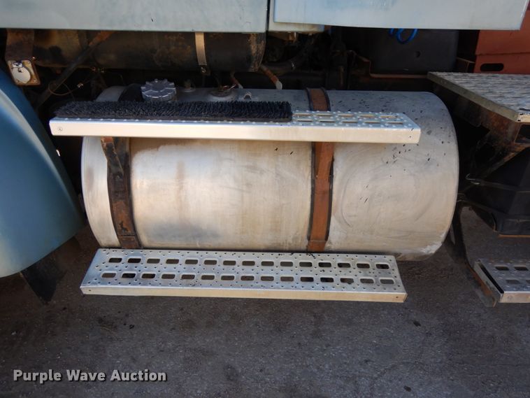 image for item DJ5823 2000 Sterling AT9513  semi truck