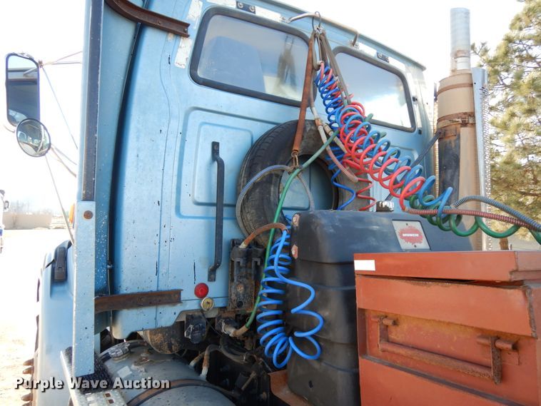 image for item DJ5823 2000 Sterling AT9513  semi truck