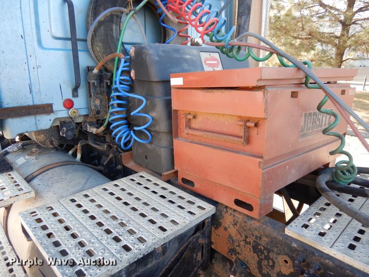 image for item DJ5823 2000 Sterling AT9513  semi truck