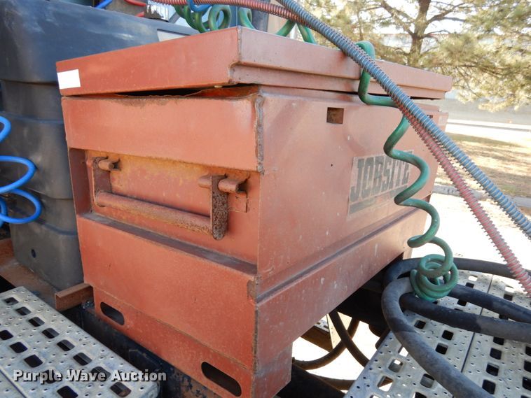 image for item DJ5823 2000 Sterling AT9513  semi truck