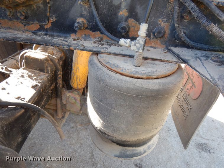 image for item DJ5823 2000 Sterling AT9513  semi truck