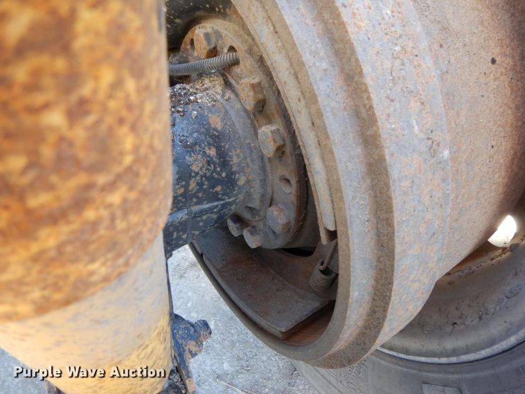 image for item DJ5823 2000 Sterling AT9513  semi truck