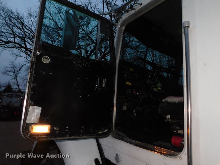 image for item DJ5836 1989 Kenworth T800  semi truck