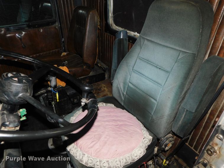 image for item DJ5836 1989 Kenworth T800  semi truck