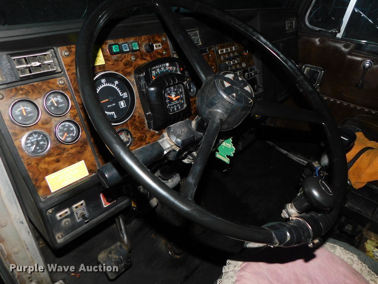 image for item DJ5836 1989 Kenworth T800  semi truck