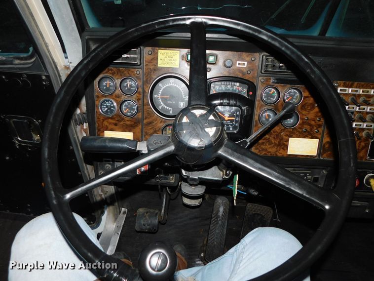 image for item DJ5836 1989 Kenworth T800  semi truck