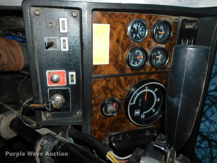 image for item DJ5836 1989 Kenworth T800  semi truck