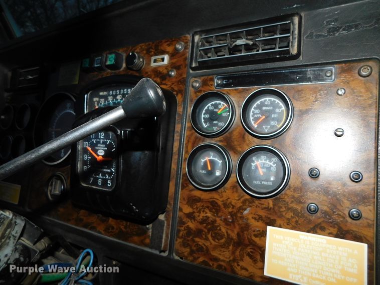 image for item DJ5836 1989 Kenworth T800  semi truck